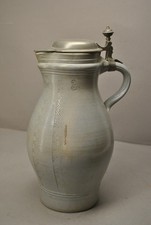 Antiker geritzter Birnkrug mit