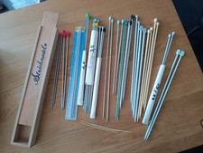 Konvolut  Stricknadeln  plus Stricknadelbox aus Holz