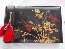 vintage asiatisches Fotoalbum aus lackiertem Holz mit Scharnieren und Beschriftung