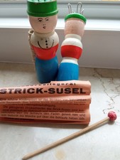 2x Strick-Susel / -Liesel / -Puppe mit Holz-Stricknadel und Anleitung