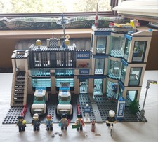 LEGO City Polizeistation / Polizeistation - Set 7498 with all Minifiguren