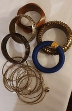 Verschiedene Armreifen aus Holz und Metall, Modeschmuck 