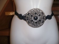 Damengürtel mit edler Metallrosette und lederähnlichen Strängen zum Binden