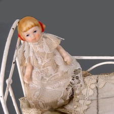 Porzellanpüppchen Puppenstube Bett Porzellan Püppchen