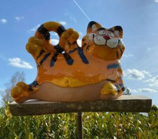 Dicke Katze liegend auf