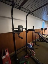 Homegym mit Klimmzugturm Hantelbänken Boxsack Fahrrad Gewichten Fitness Gym