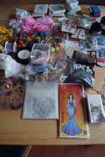 Bastelpaket Stempel,Spitze,Streuteile,Band,Stanzen,Quasten u.v.m.