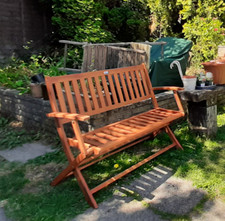 Klappbare Gartenbank rustikal Holz Terrassenmöbel klein 2 Sitzer Liegestuhl