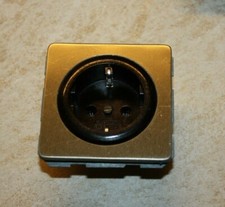 Gira S-Komfort Steckdose in dunkelbraun bronze