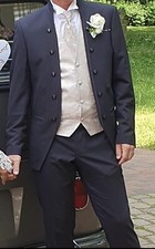 Hochzeitsanzug mit Brokat Weste und Pastron. Dunkelblau 