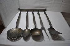 Altes Messing Besteck Set 6 Teilig mit Halterung Löffel, Gabel, Schaumlöffel usw