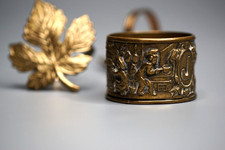 Schöne antike Serviettenhalter graviert Messing mit zwei Blatt Serviettenringen