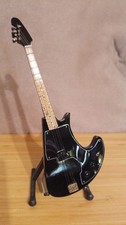 John Entwistle The Who. Axe bass Gitarre. 25cm Model MiniGitarre+Stand (10-109)