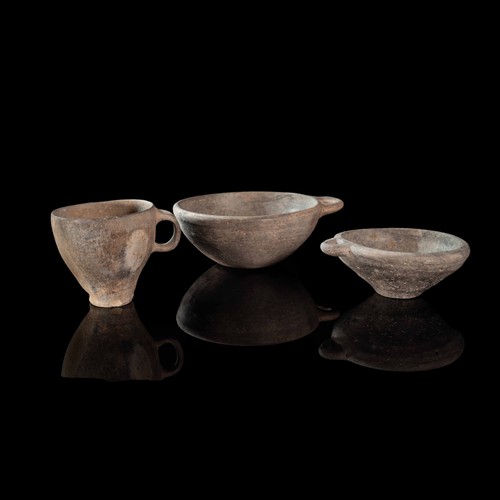 Henkeltasse und zwei schalen - und,