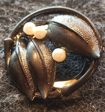 RUNDE BROSCHE, MIT CLIP,  MIT 3 PERLEN UND BLÄTTERN; (6)  (HALSTUCHHALTER ?)