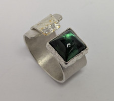 Großer 925 Silber Ring mit Turmalin Cabochon dunkelgrün Handarbeit Schiene offen