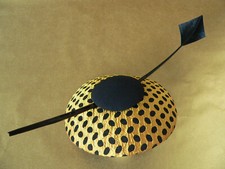 Fascinator gelbe Seide mit schwarzen Tupfen und Federkiel