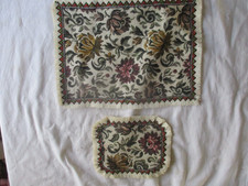 2 Zierdeckchen in 2 Größen mit Blumenmuster