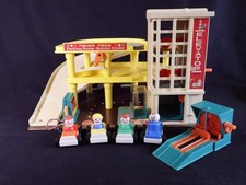Fisher Price Garage #930 Vintage-Spielzeugauto-Rutsche mit Figuren.