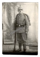 Portrait - Soldat im Feldanzug & Marschgepäck- PK-Format