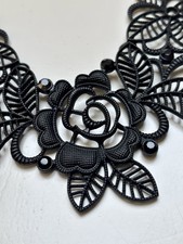 Statement Kette, 3D Ornamente, Rosen und Strasssteine, Ungetragen, Schwarz