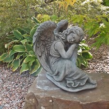 Steinfigur Engel sitzend