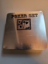 Poker-Set in Metallbox / 2 Kartendecks / 100 Chips / Dealer Button