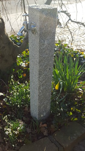 Wasserzapfsäule aus hellem