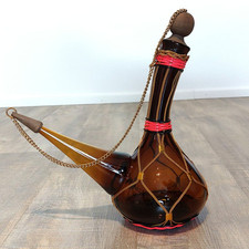 Vintage Spanische Karaffe Porron Weinkrug Schnabelkrug mit goldfarbenen Ketten