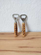 Flaschenöffner Metall mit Holzgriff mit eingebrannten Muster Zwei