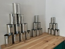 22 leere Konservendosen