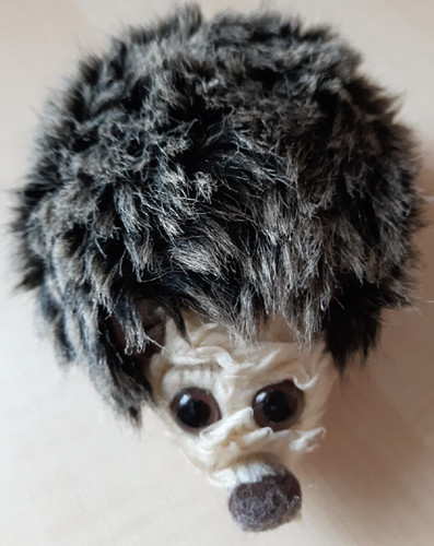 Kleiner igel aus plüsch - aus,