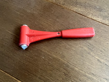 antiker Nothammer aus Stadtbus zum Einschlagen von Fenstern bei Unfall