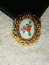 Vergoldete Brosche mit Porzellan Gemme Rosen Kettenhalterung (D)