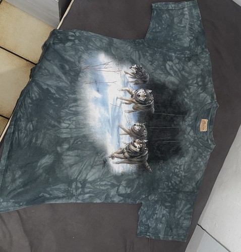 The mountain tshirt - mountain, wolf