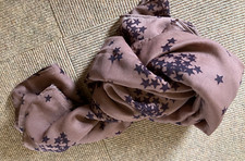 brauner Loop-Schal mit dunkellila Sternchen von pieces