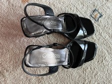 Lackleder-Wedge in Schwarz mit durchsichtigen Elementen In Absatz u. Front Gr.35