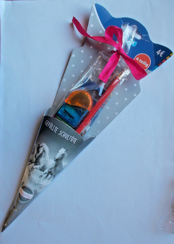 Schultüte gefüllt bleistift - schultüte,