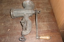 ein sehr alter Fleischwolf No