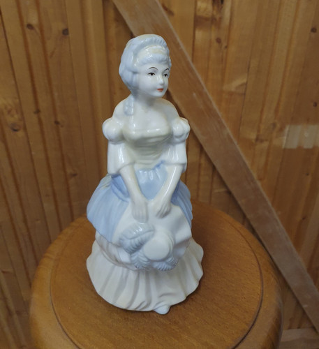 Porzellanfigur frau sitzend - frau,