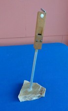 Orgelpfeife auf Steinsockel