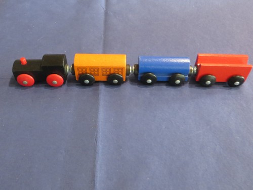 Holzeisenbahn lok mit wagen - 3,