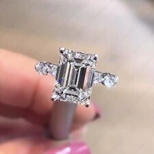 4,38 kt Smaragd Moissanit versteckter Halo Verlobungsring in 14 K Weißgold plattiert