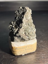 Markasit xx auf Kalkstein – Kalksteinbruch Wülfrath (NRW) – alte Sammlungsstufe