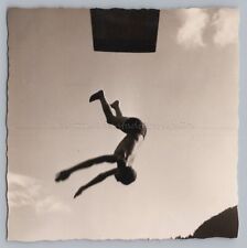 Junge springt vom Sprungbrett - Altes Foto 1960er