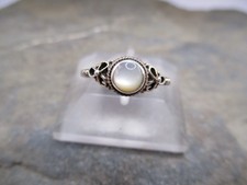 Damen Ring verziert 925 Sterlingsilber Muschel Perlmutt hell rund Rg 60/20