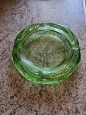 Tisch, Aschenbecher/ Ascher