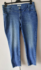 *4-POCKET-JEANS* v. *LOLA