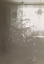 Baby sitzt badet in Zinkwanne Badewanne vor Weihnachtsbaum Weihnachten Foto