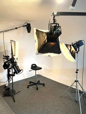 Fotostudio-Set mit Hensel-Blitzleuchten, Stativen, Sitzhocker u. Zubehör f Portr